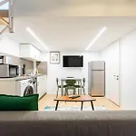 Cute Gallery Flat In Budapest, Summer