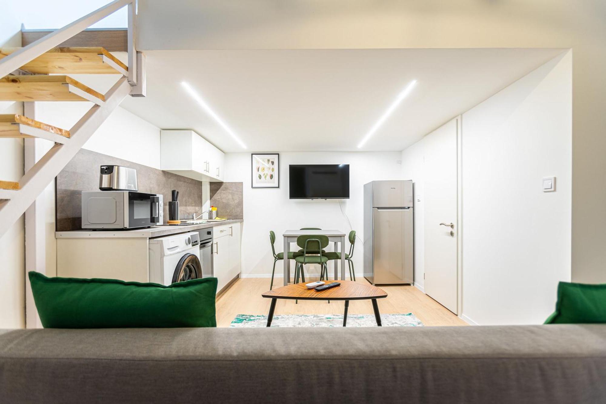 Apartment Cute Gallery Flat In Budapest, Summer