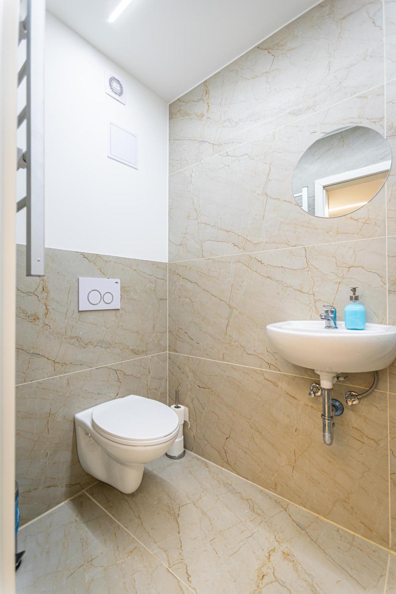 Cute Gallery Flat In Budapest, Summer *