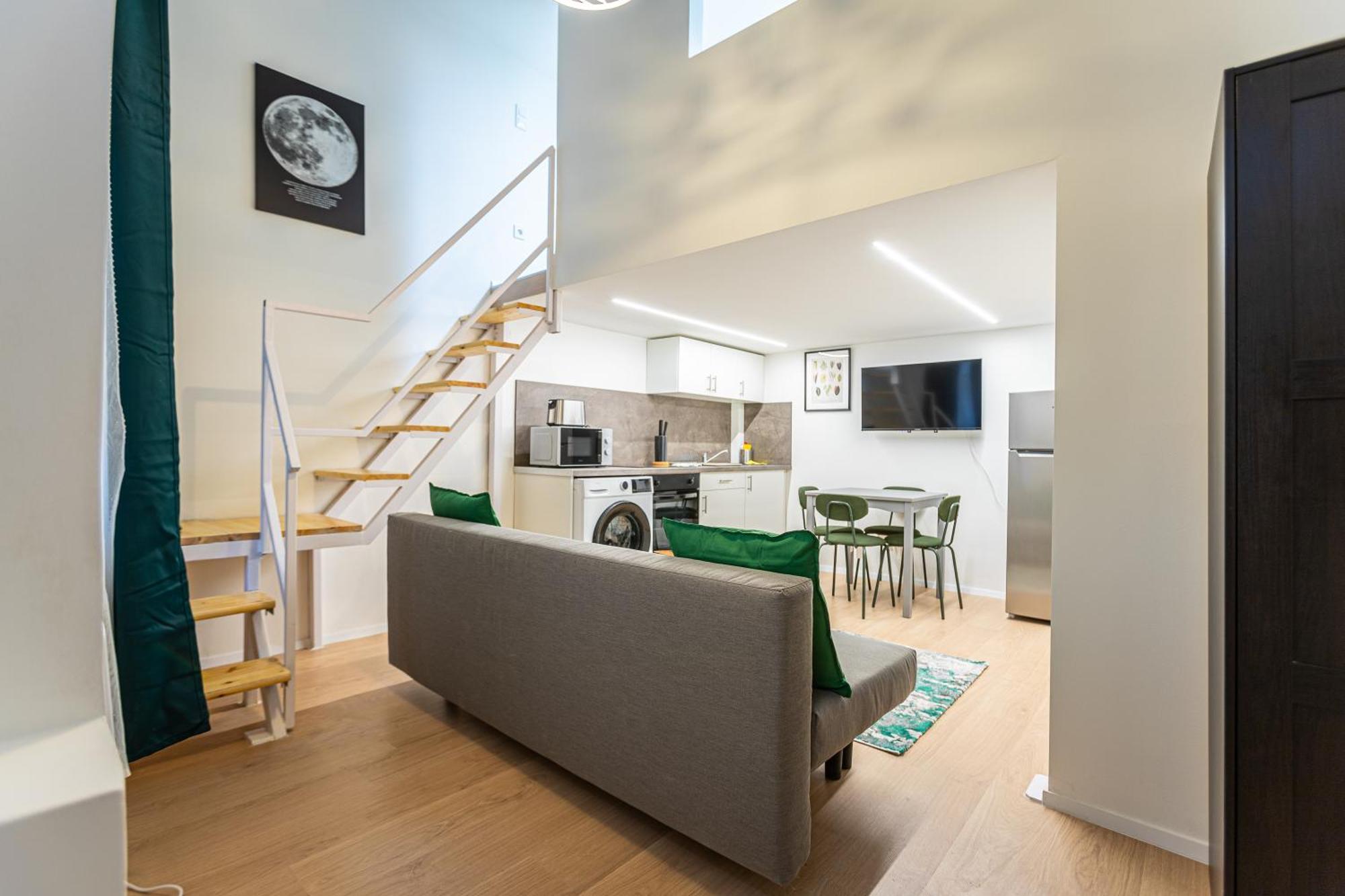Apartment Cute Gallery Flat In Budapest, Summer
