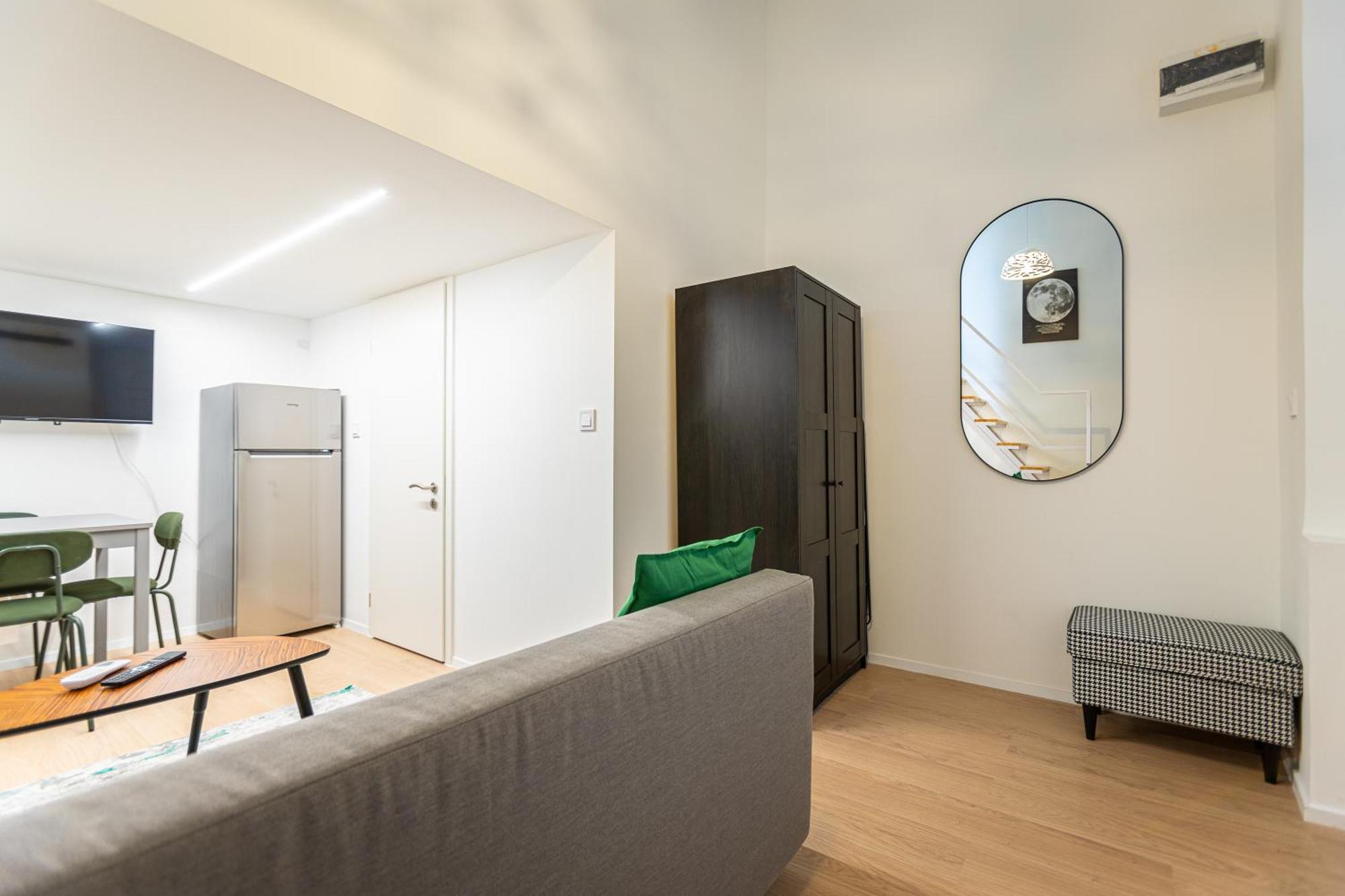 Apartment Cute Gallery Flat In Budapest, Summer Budapest