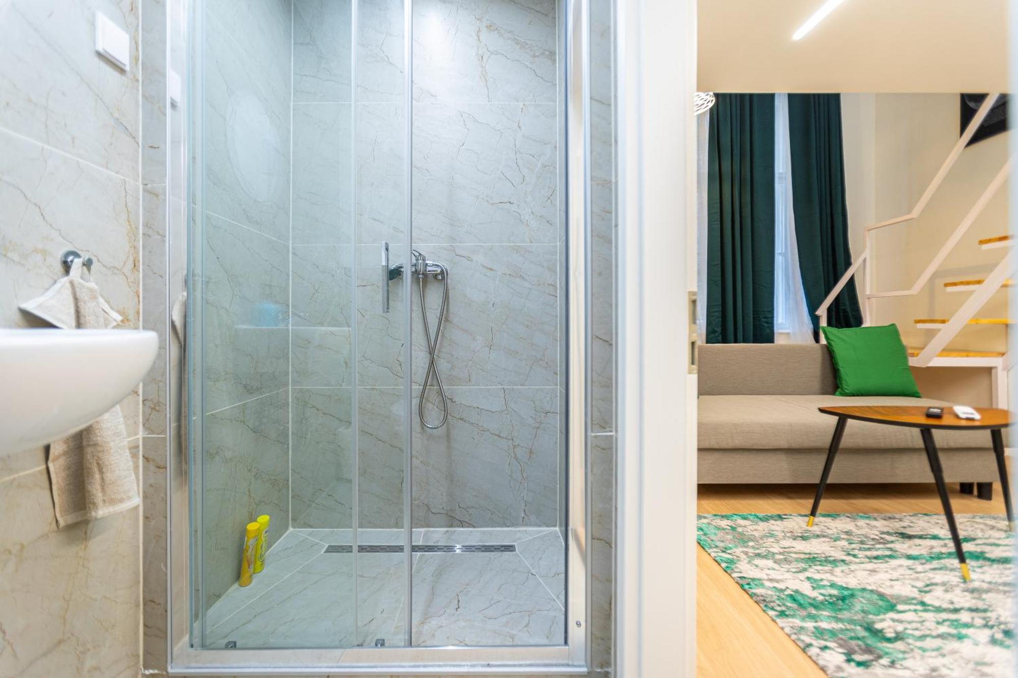 Apartment Cute Gallery Flat In Budapest, Summer