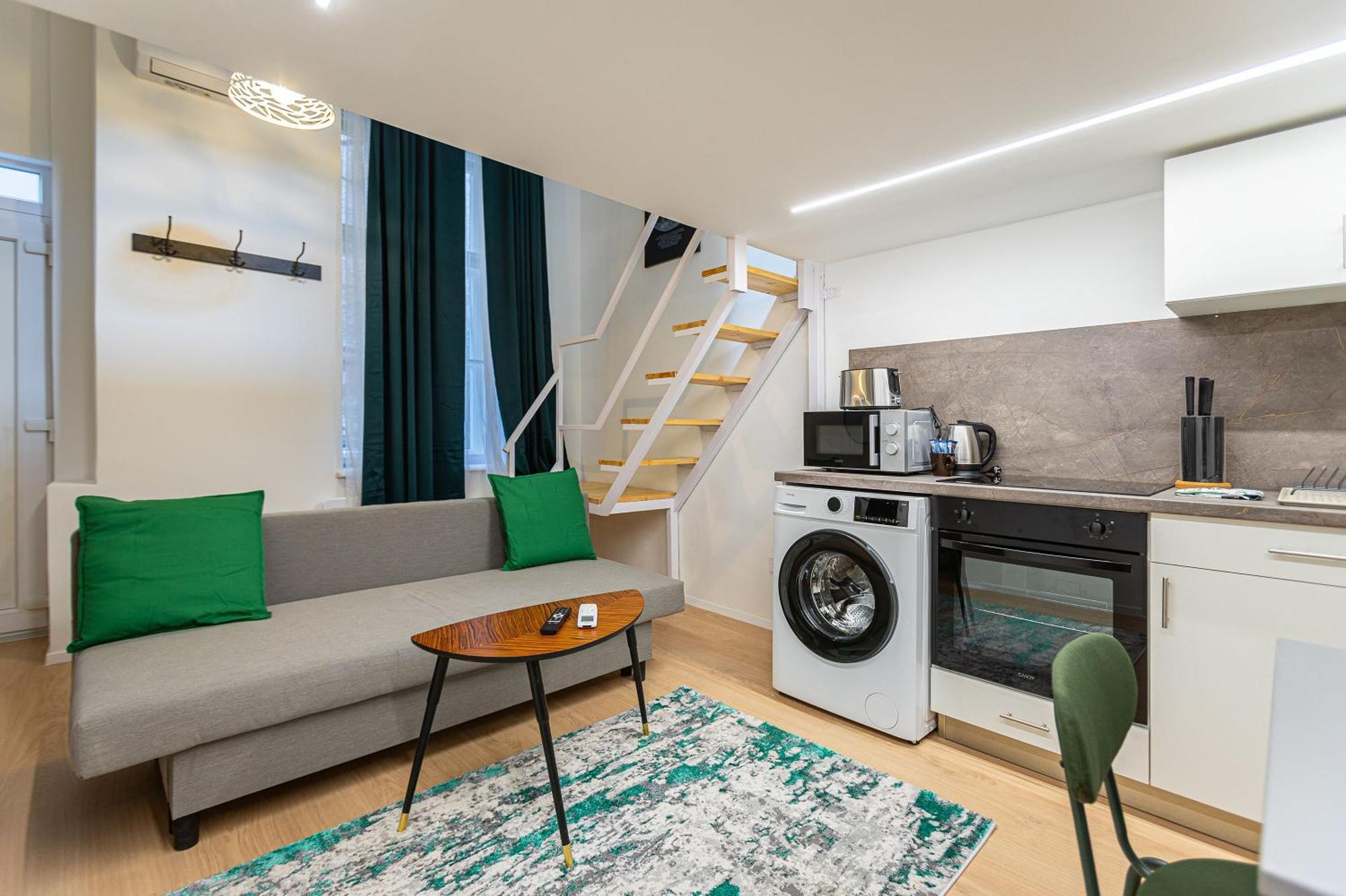 Apartment Cute Gallery Flat In Budapest, Summer Budapest