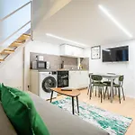 Cute Gallery Flat In Budapest, Summer