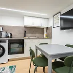 Cute Gallery Flat In Budapest, Summer
