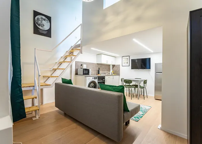 Cute Gallery Flat In Budapest, Summer